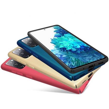 Etui Nillkin Super Frosted Shield w kolorze Peacock Blue przeznaczone do telefonu Samsung Galaxy S20 FE. Etui ma matową powierzchnię, która zapewnia pewny i antypoślizgowy chwyt. Na zdjęciu widać tylną część etui, na której znajduje się wycięcie na aparat oraz logo producenta. Kolor etui to intensywna, turkusowa zieleń, która w połączeniu z matową fakturą nadaje telefonowi elegancki i modny wygląd.