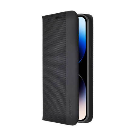 Etui z klapką PureGear Wallet Series w kolorze czarnym dedykowane do iPhone 14 Pro. Na zdjęciu widać przednią część etui, która składa się z klapki na ekran oraz paska na karty. Etui zostało wykonane z wytrzymałych i odpornych materiałów, które zapewniają ochronę przed uszkodzeniami mechanicznymi oraz kurzem. Klapka na ekran posiada wycięcie na głośnik rozmów i wyświetlacz. Na pasku na karty znajduje się logo producenta. Etui pozwala na przechowywanie kilku kart oraz banknotów, co czyni je wygodnym rozwiązaniem dla osób, które preferują minimalistyczne rozwiązania i nie chcą nosić ze sobą portfela.