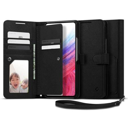 Pokrowiec typu wallet Spigen Wallet S Plus w kolorze czarnym dedykowany do telefonu Samsung Galaxy A53 5G. Na zdjęciu widać przednią część pokrowca, która składa się z trzech elementów: zamykanego na magnes paska na karty, ochronnej klapki na ekran oraz ramki, która trzyma telefon. Pokrowiec wykonany jest z wytrzymałych i odpornych materiałów, które zapewniają ochronę przed uszkodzeniami mechanicznymi oraz kurzem. Klapka na ekran posiada wycięcie na głośnik rozmów i wyświetlacz. Na pasku na karty znajduje się logo producenta.