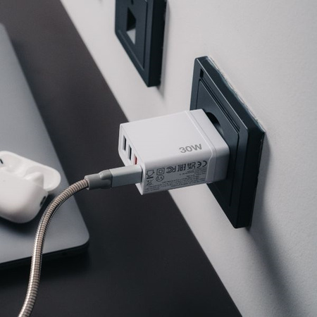 Verbatim Ładowarka sieciowa 30W 3xUSB-A/ USB-C PD 3.0 CHR-30EU2 biały/white 49701