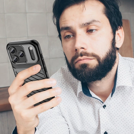 Etui Thunder Case na iPhone 17 Pro - czarne