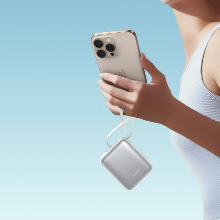 Joyroom JR-PBF27 10000 mAh 22,5 W Powerbank mit integrierten USB-C- und Lightning Kabeln - Weiß