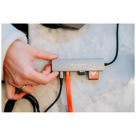 Adapter Hub Verbatim HDMI/USB-C           3.2/USB-C/2xUSB-A 3.2/SD/microSD aluminiowy 32158